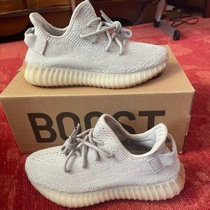 YEEZY BOOST 350 V2 'SESAME'.